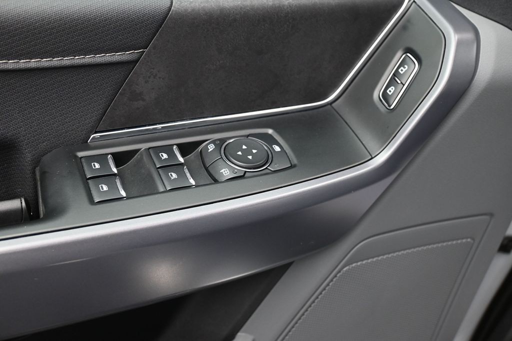Ford F-150 Vehicle Full-screen Gallery Image 16