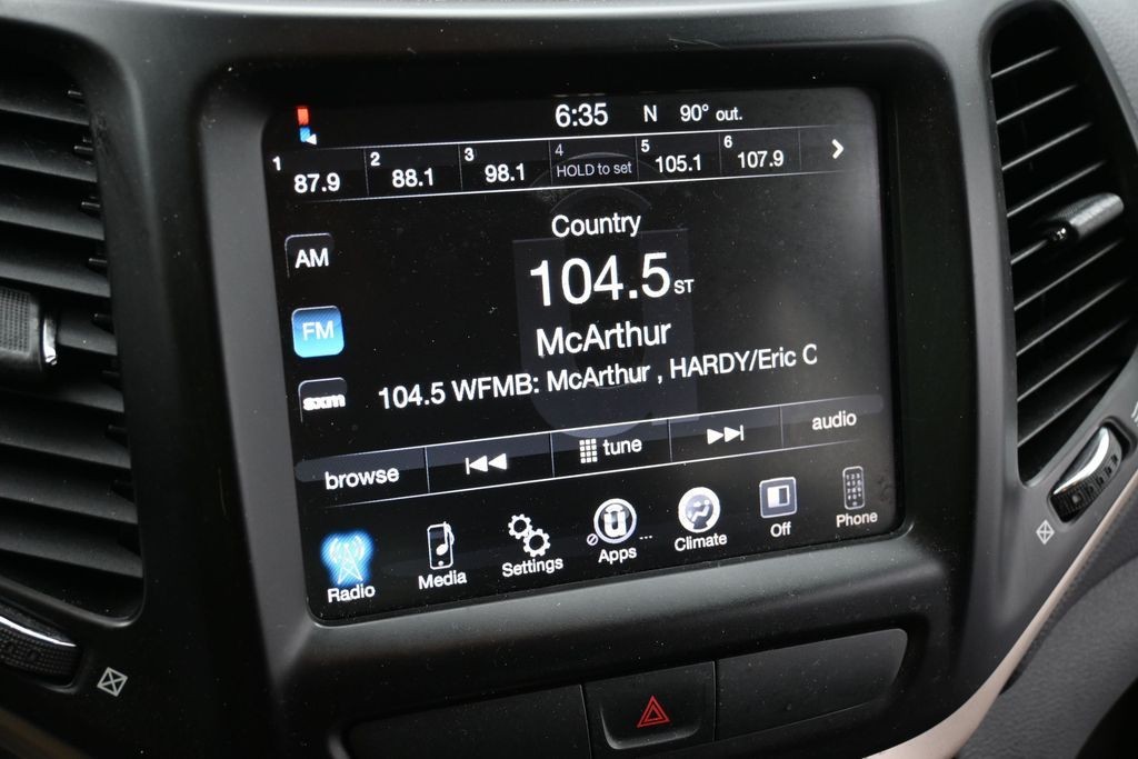 Jeep Cherokee Vehicle Full-screen Gallery Image 10