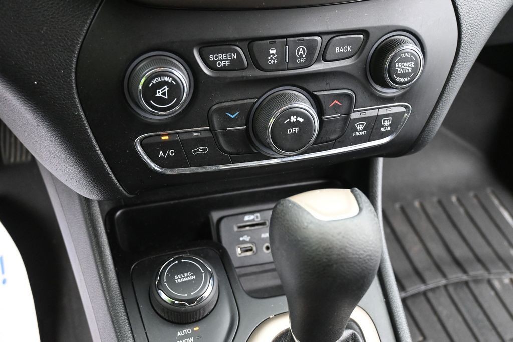 Jeep Cherokee Vehicle Full-screen Gallery Image 11
