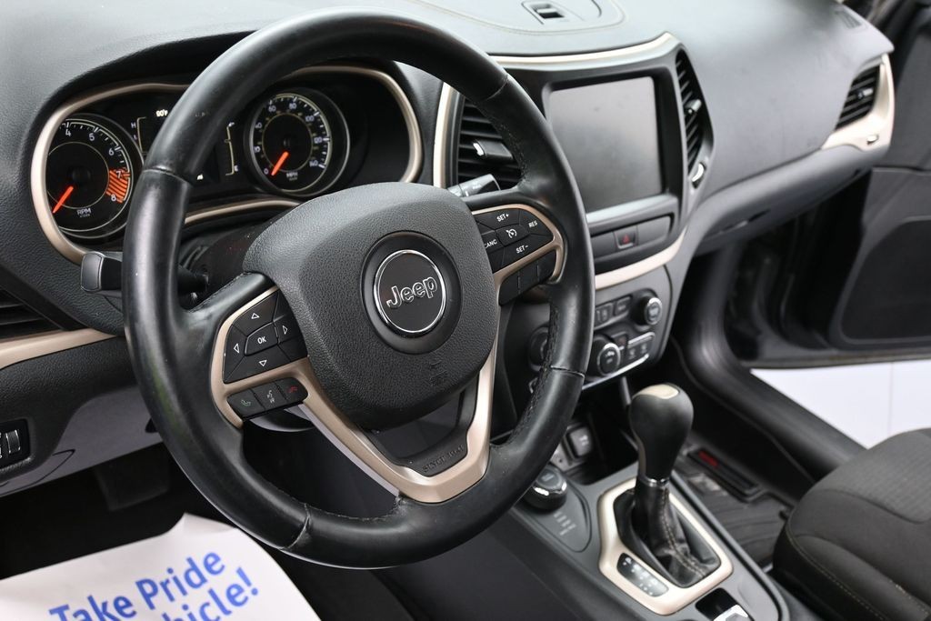Jeep Cherokee Vehicle Full-screen Gallery Image 12