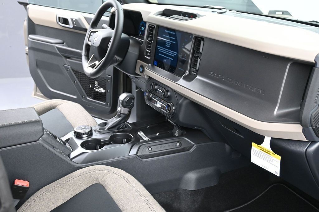 Ford Bronco Vehicle Full-screen Gallery Image 10