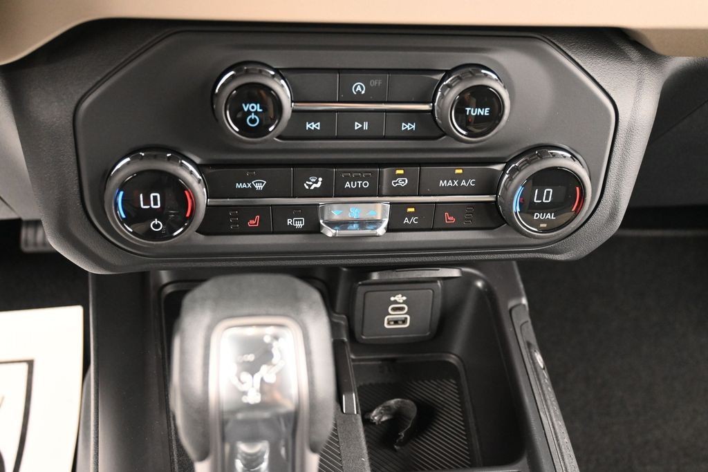 Ford Bronco Vehicle Full-screen Gallery Image 13