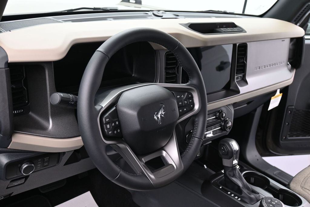 Ford Bronco Vehicle Full-screen Gallery Image 17