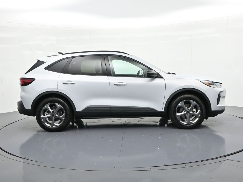 Ford Escape Vehicle Full-screen Gallery Image 4
