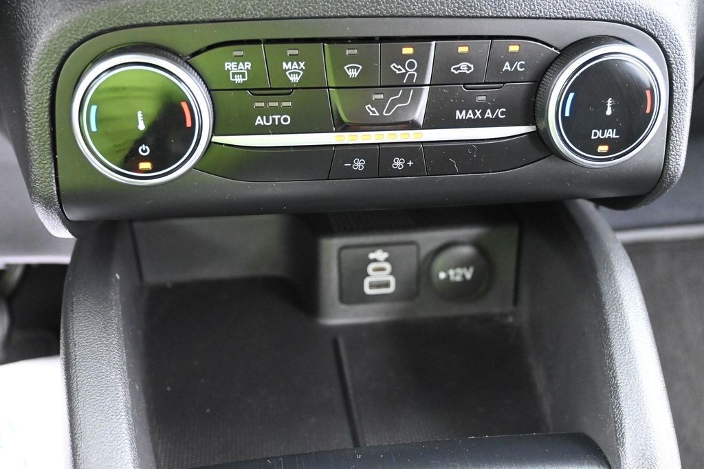 Ford Escape Vehicle Full-screen Gallery Image 10