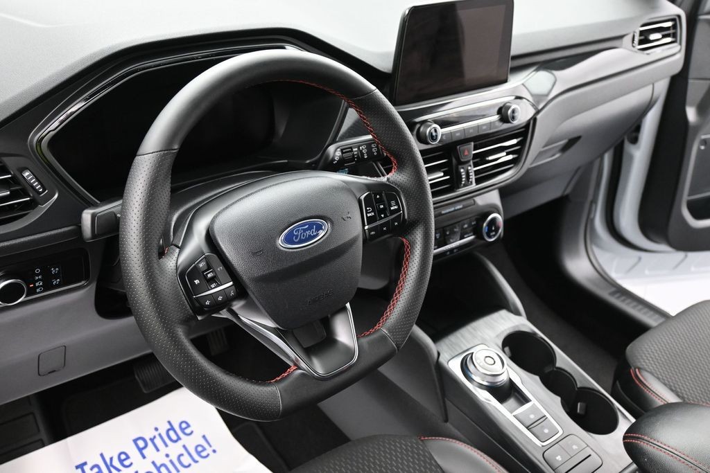 Ford Escape Vehicle Full-screen Gallery Image 13