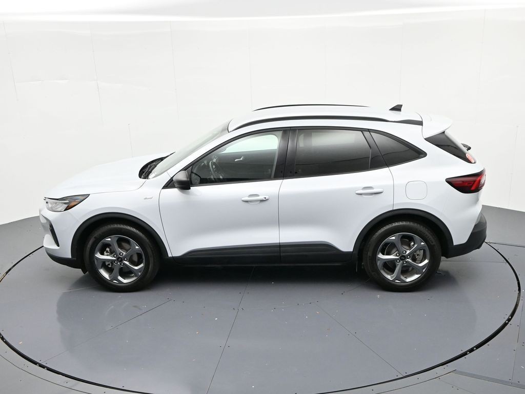 Ford Escape Vehicle Full-screen Gallery Image 17