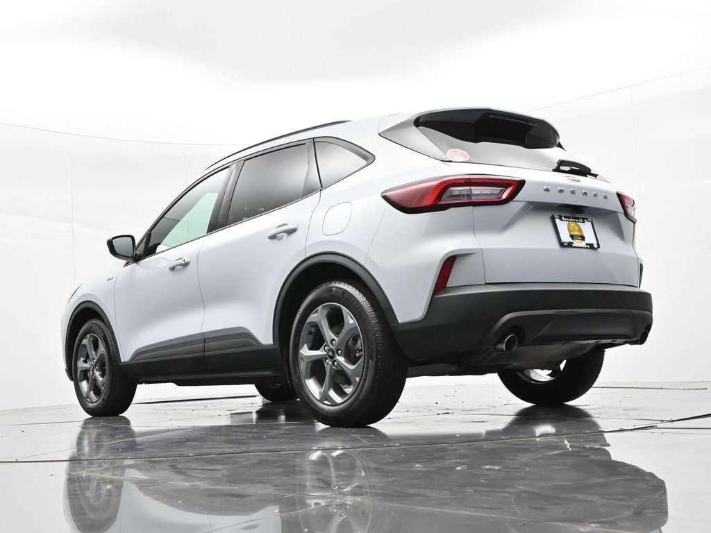 Ford Escape Vehicle Full-screen Gallery Image 18