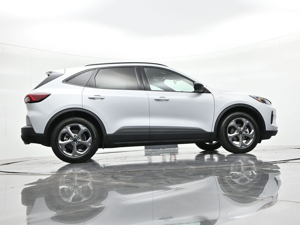 Ford Escape Vehicle Full-screen Gallery Image 21