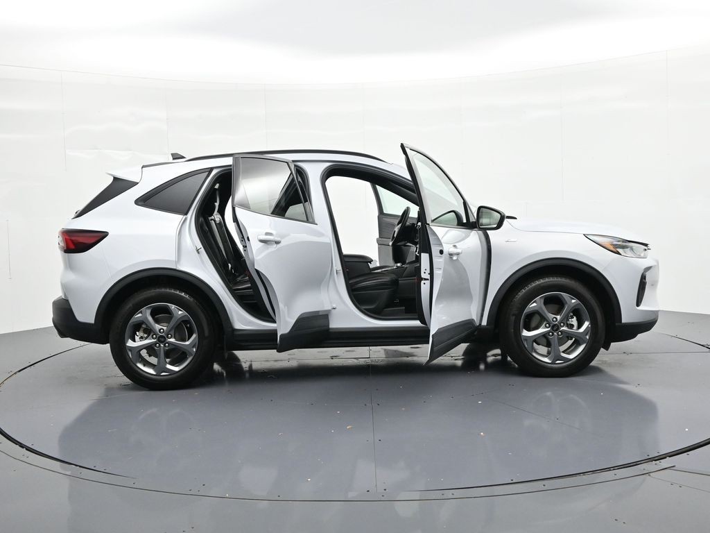 Ford Escape Vehicle Full-screen Gallery Image 22