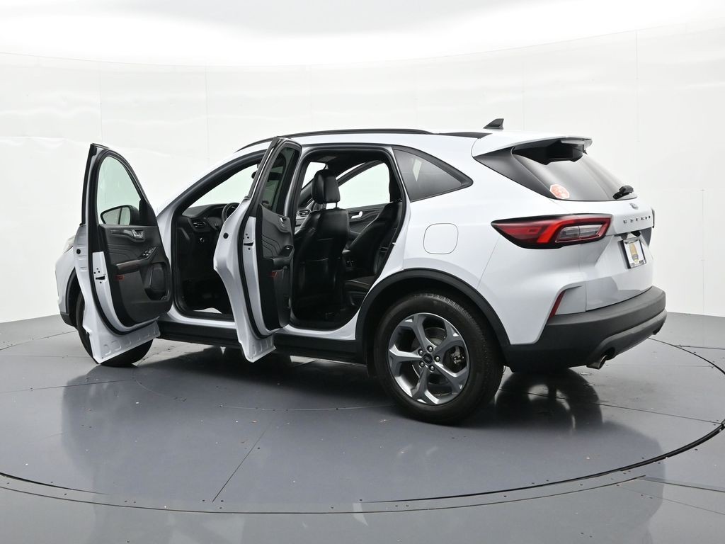 Ford Escape Vehicle Full-screen Gallery Image 23
