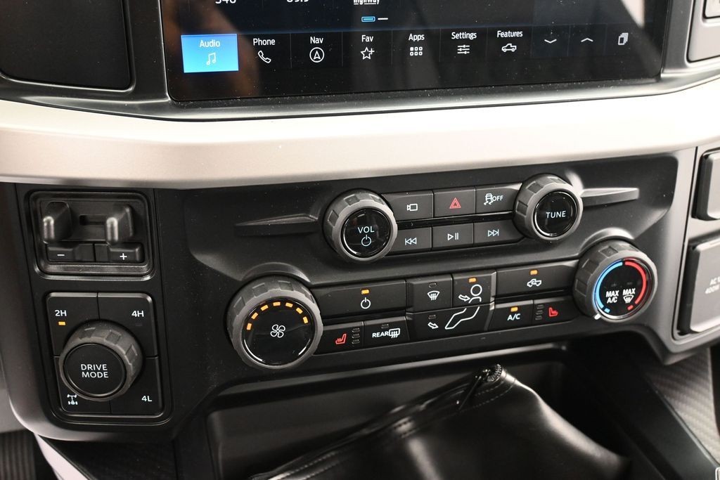 Ford F-250SD Vehicle Full-screen Gallery Image 12