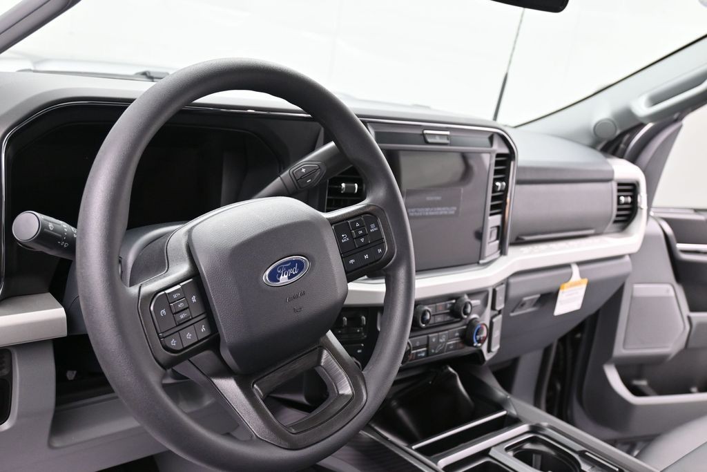 Ford F-250SD Vehicle Full-screen Gallery Image 16