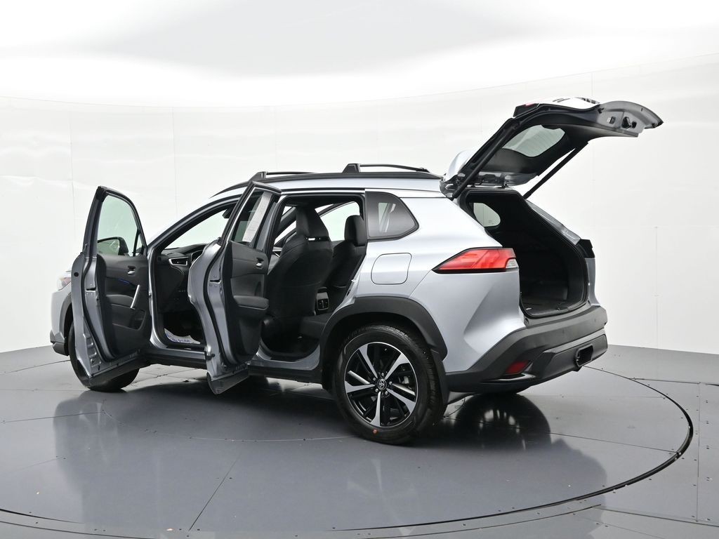 Toyota Corolla Cross Vehicle Full-screen Gallery Image 24