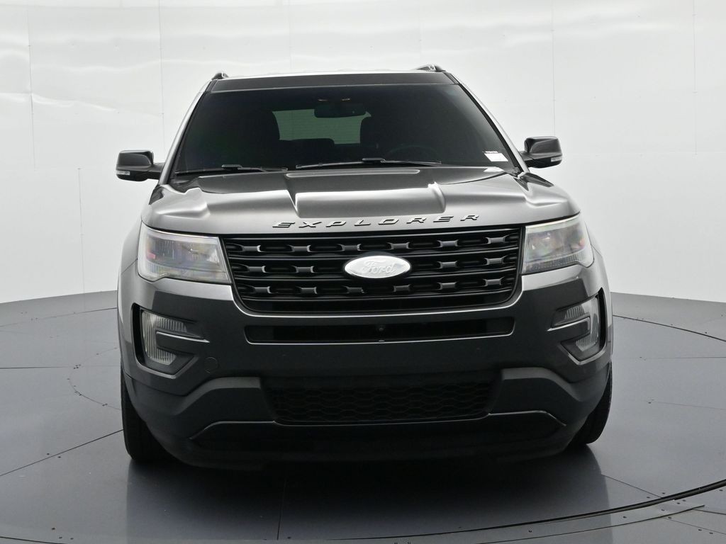 Ford Explorer Vehicle Full-screen Gallery Image 3