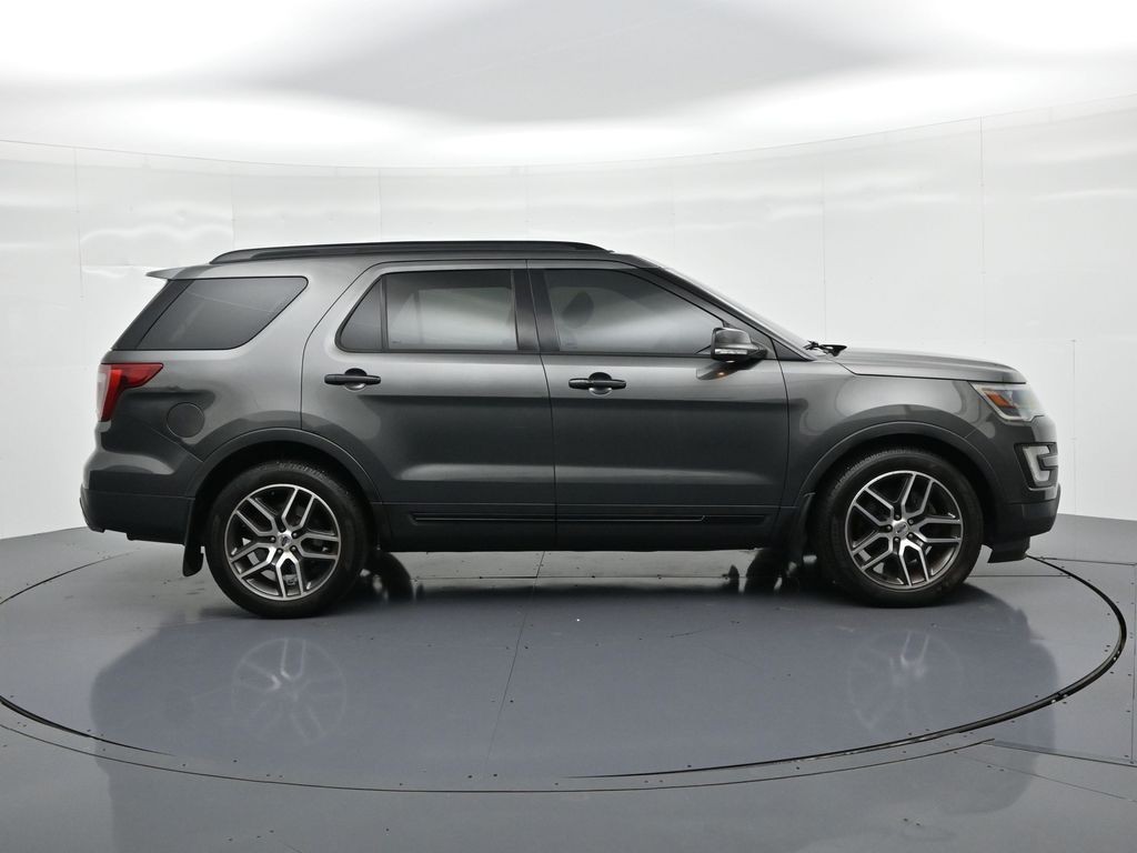 Ford Explorer Vehicle Full-screen Gallery Image 5