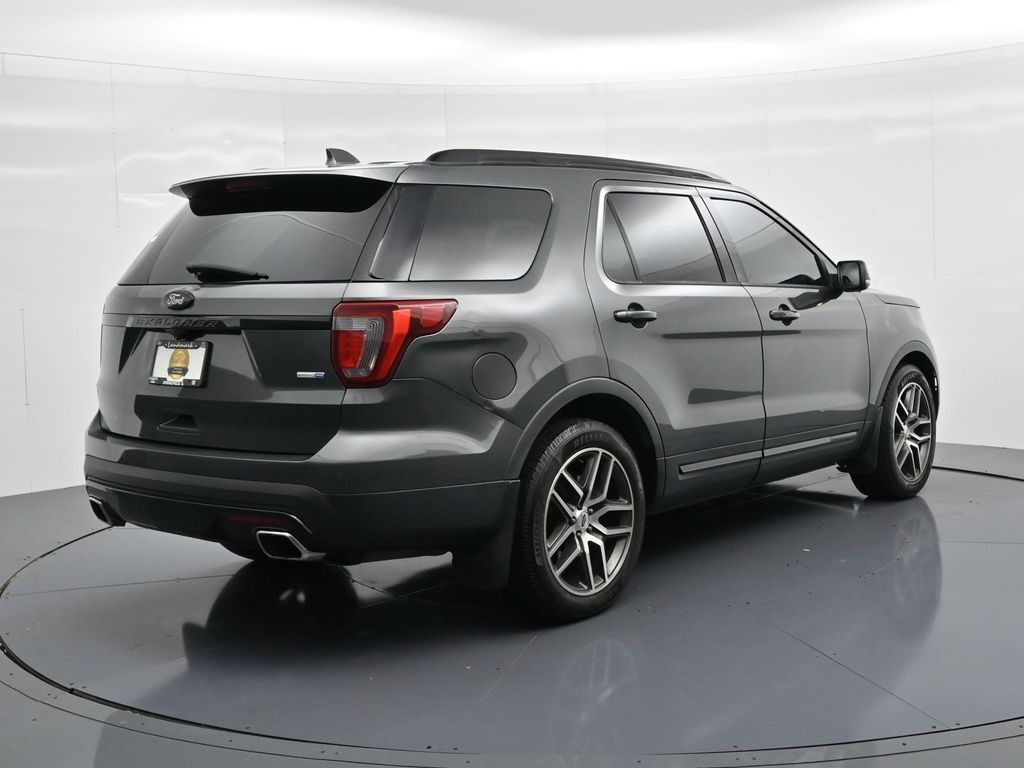 Ford Explorer Vehicle Full-screen Gallery Image 6
