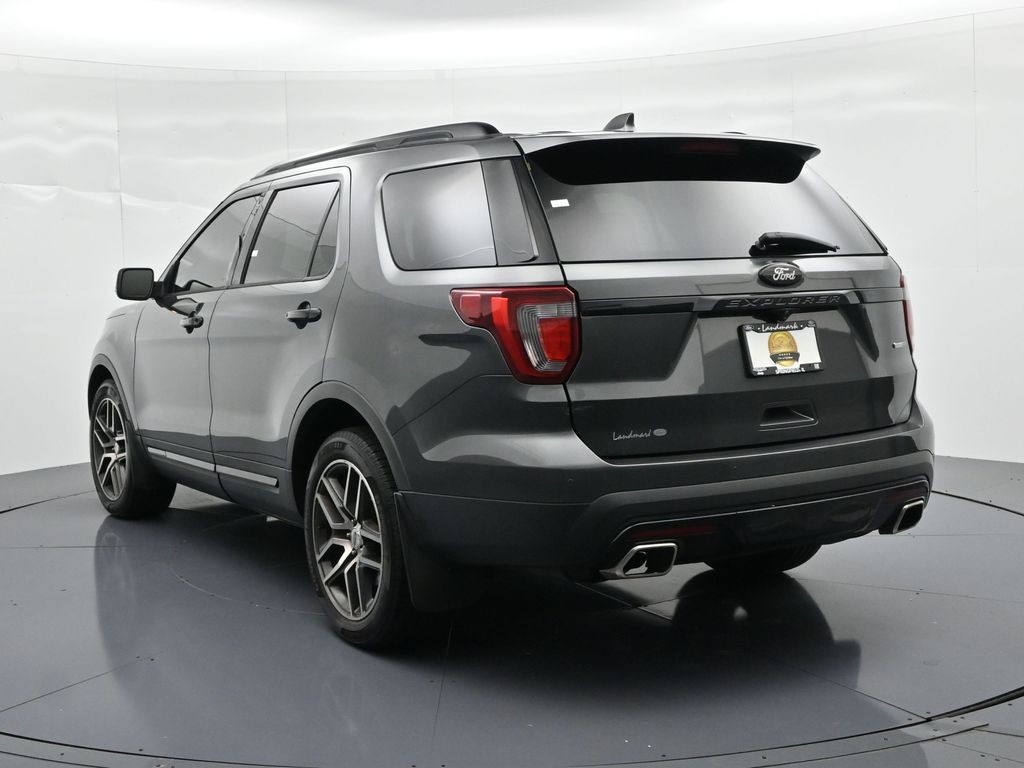 Ford Explorer Vehicle Full-screen Gallery Image 8