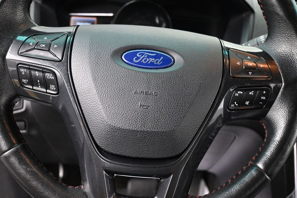 Ford Explorer Vehicle Full-screen Gallery Image 13