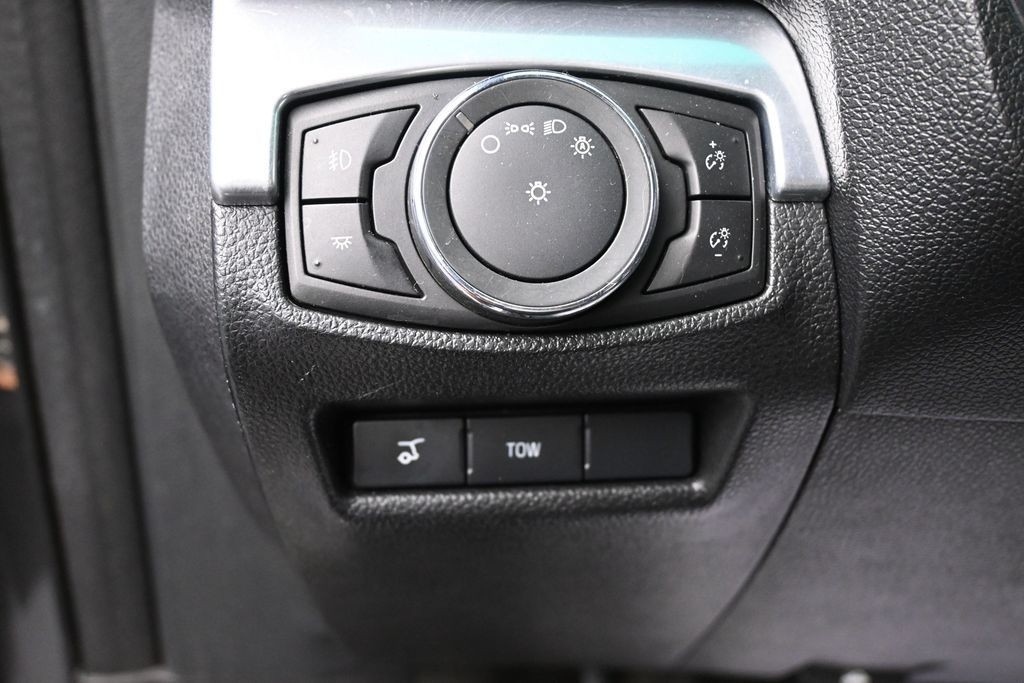 Ford Explorer Vehicle Full-screen Gallery Image 14
