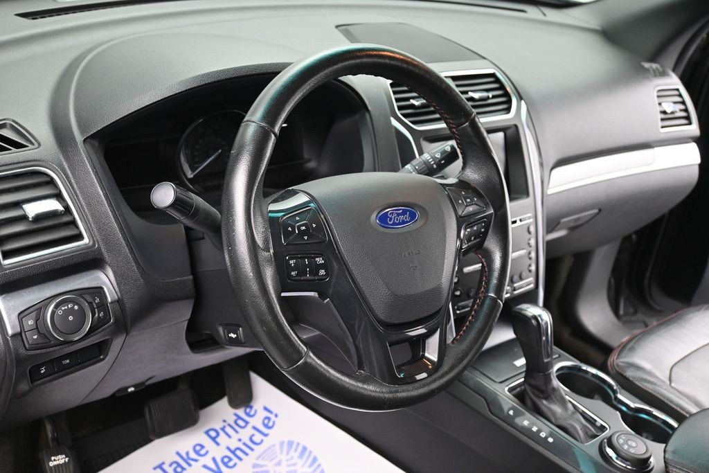 Ford Explorer Vehicle Full-screen Gallery Image 15