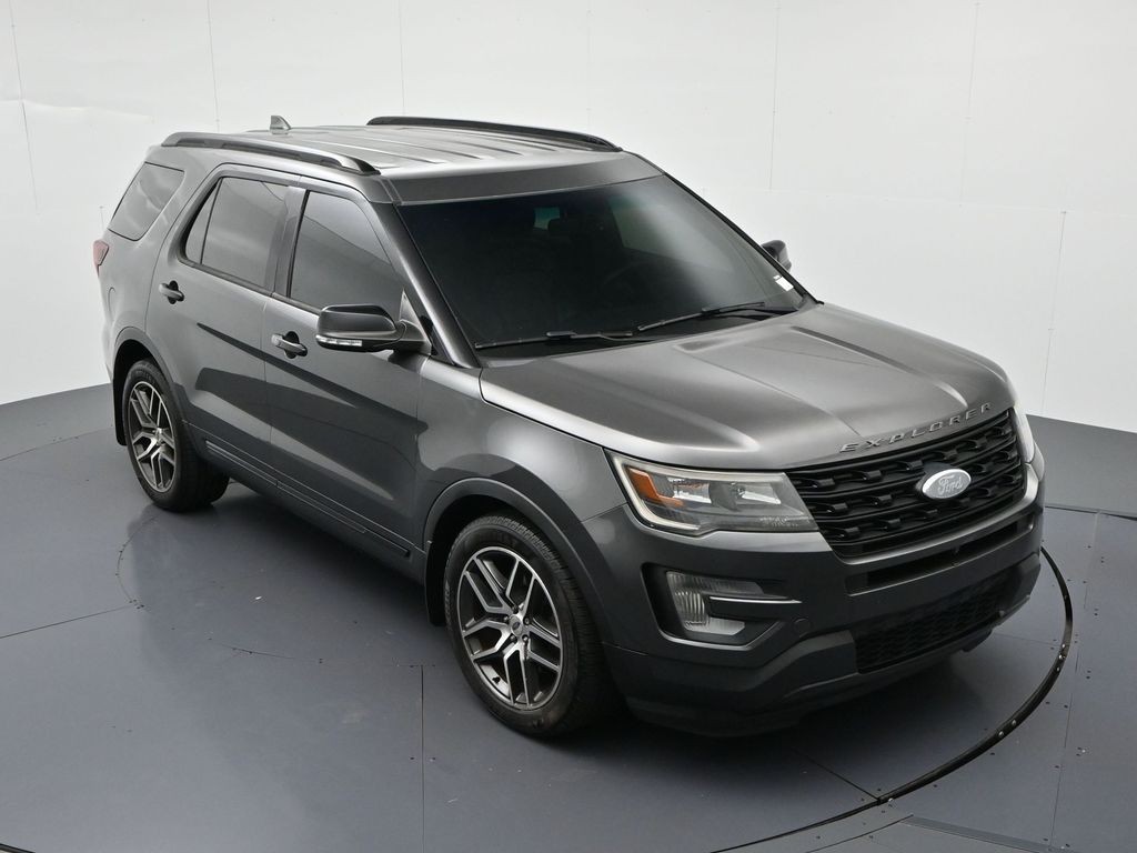 Ford Explorer Vehicle Full-screen Gallery Image 16