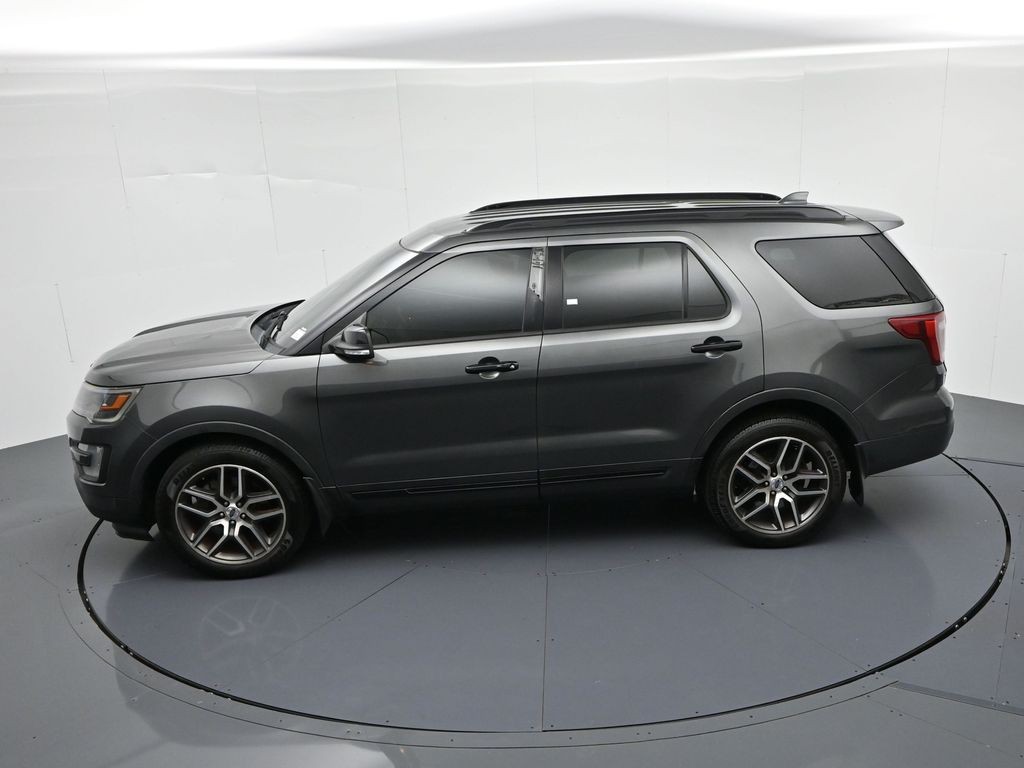 Ford Explorer Vehicle Full-screen Gallery Image 19