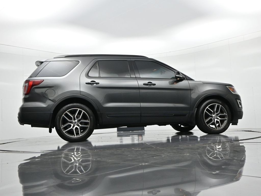Ford Explorer Vehicle Full-screen Gallery Image 23