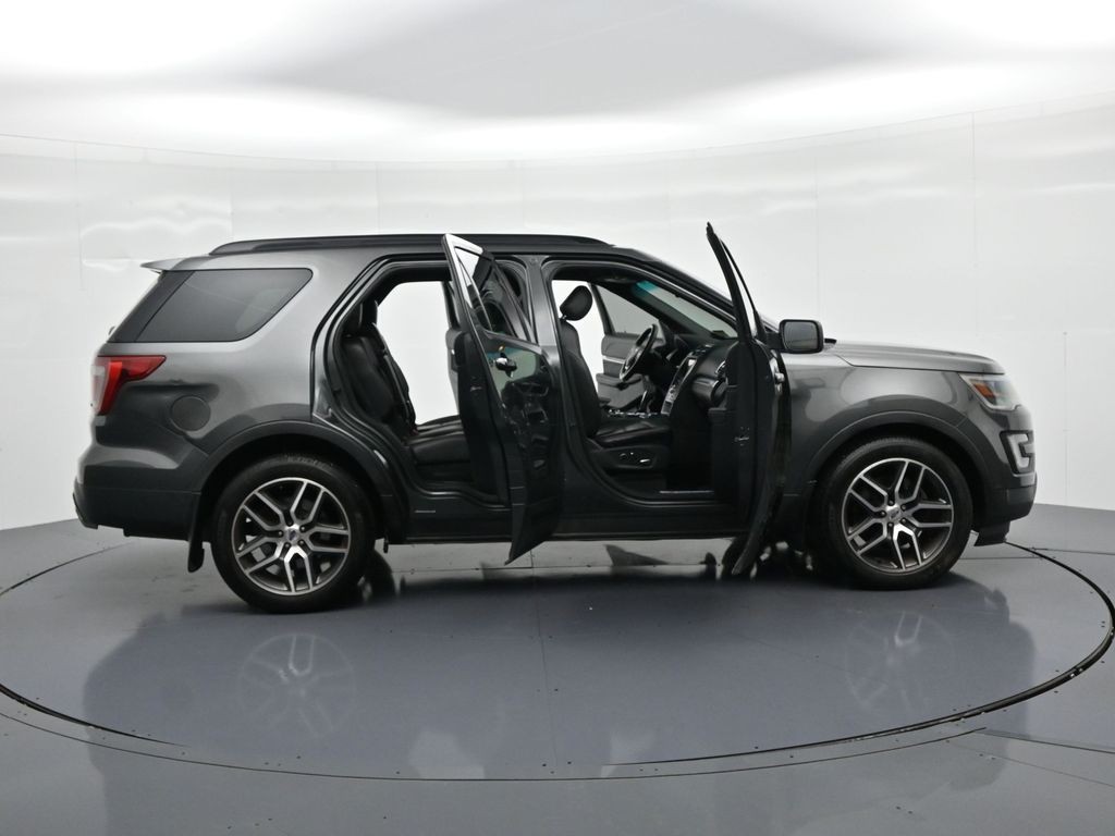 Ford Explorer Vehicle Full-screen Gallery Image 24