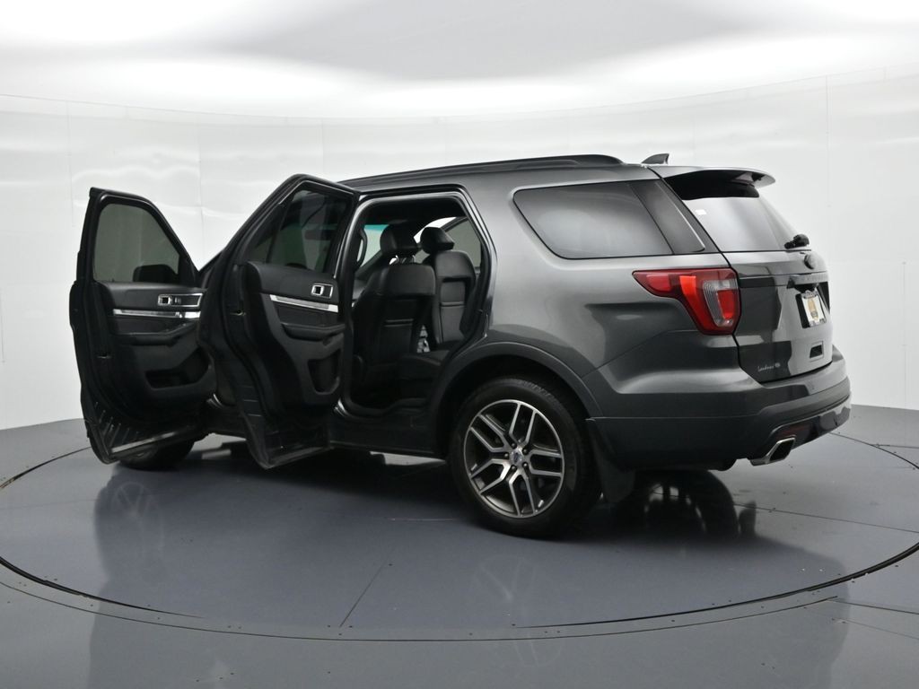 Ford Explorer Vehicle Full-screen Gallery Image 25