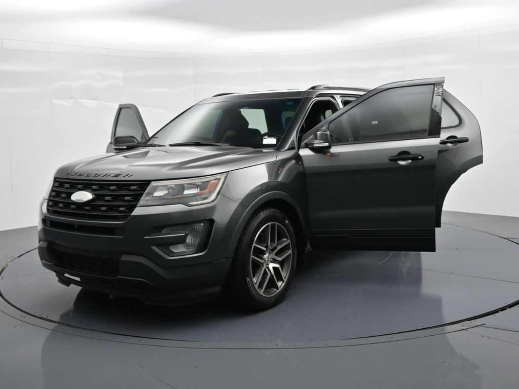 Ford Explorer Vehicle Full-screen Gallery Image 26