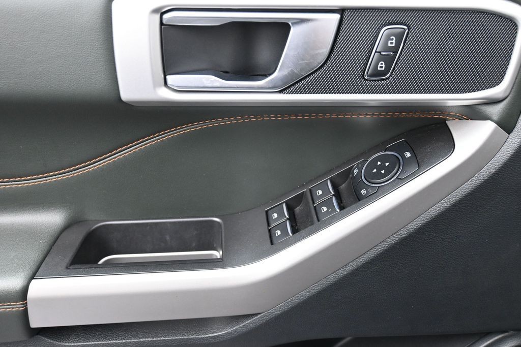 Ford Explorer Vehicle Full-screen Gallery Image 11