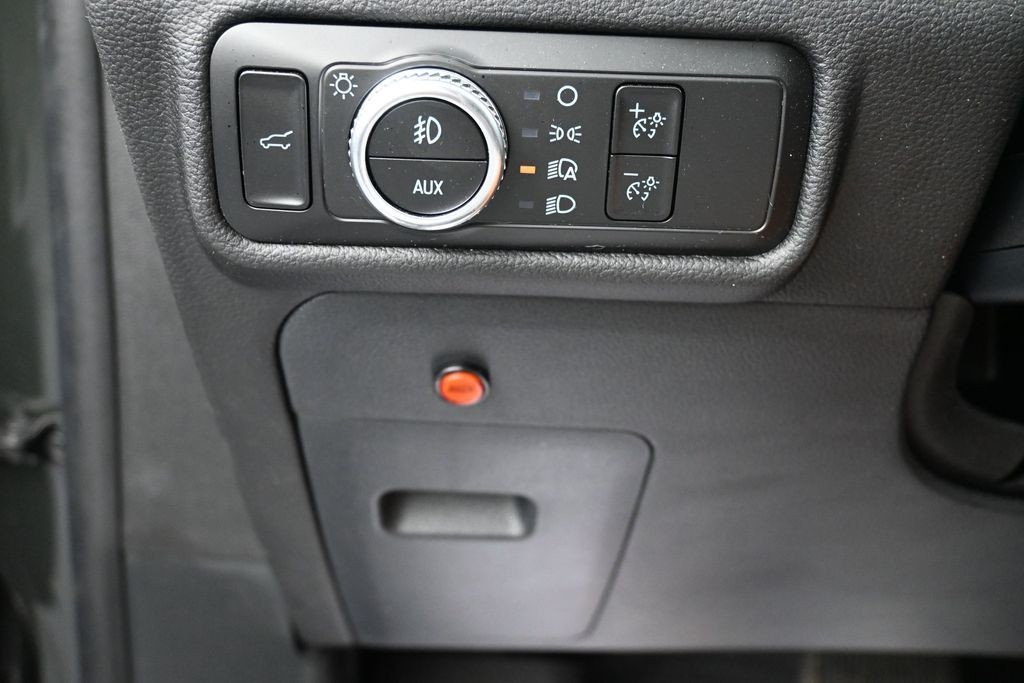 Ford Explorer Vehicle Full-screen Gallery Image 12