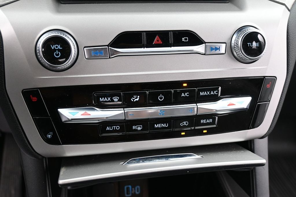 Ford Explorer Vehicle Full-screen Gallery Image 14