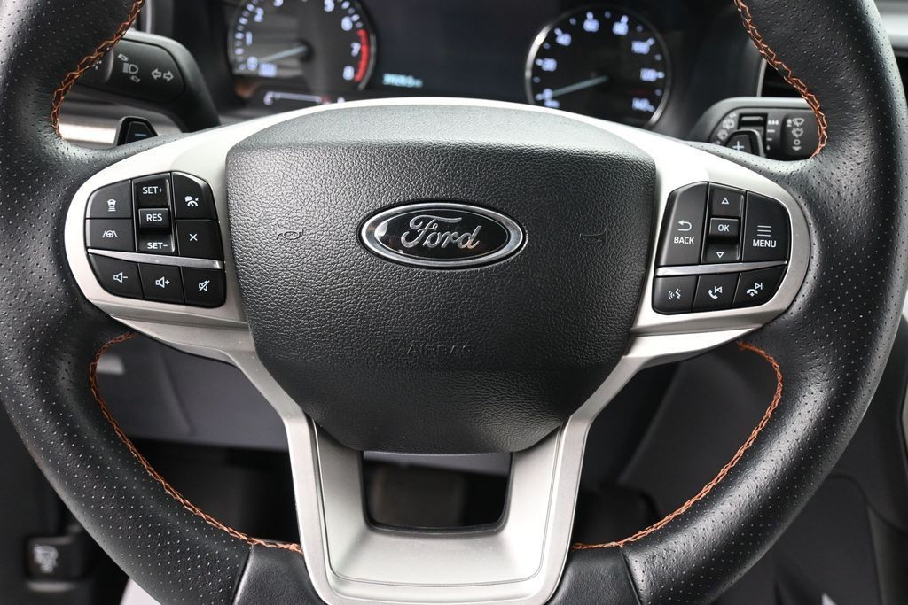 Ford Explorer Vehicle Full-screen Gallery Image 16