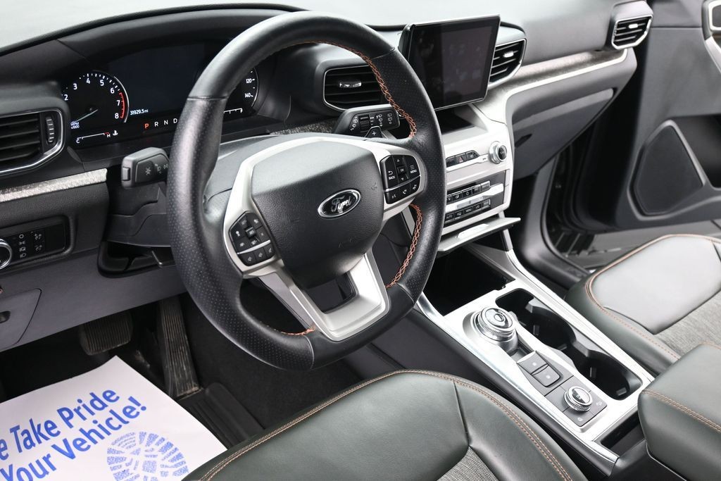 Ford Explorer Vehicle Full-screen Gallery Image 17