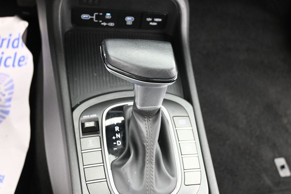 Hyundai Kona Vehicle Full-screen Gallery Image 13