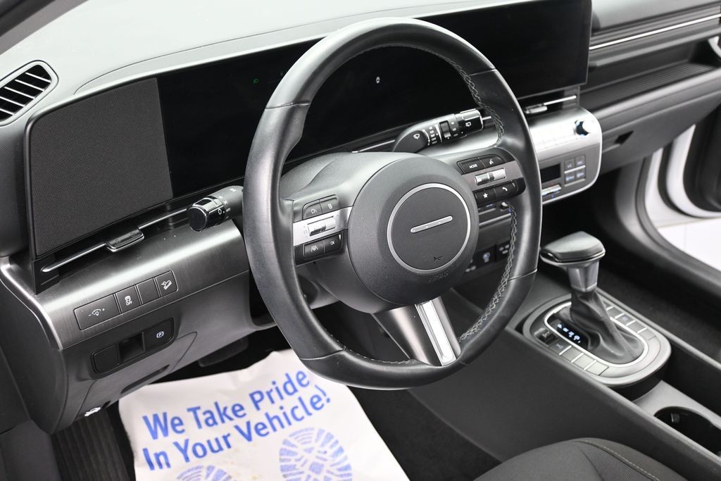 Hyundai Kona Vehicle Full-screen Gallery Image 15