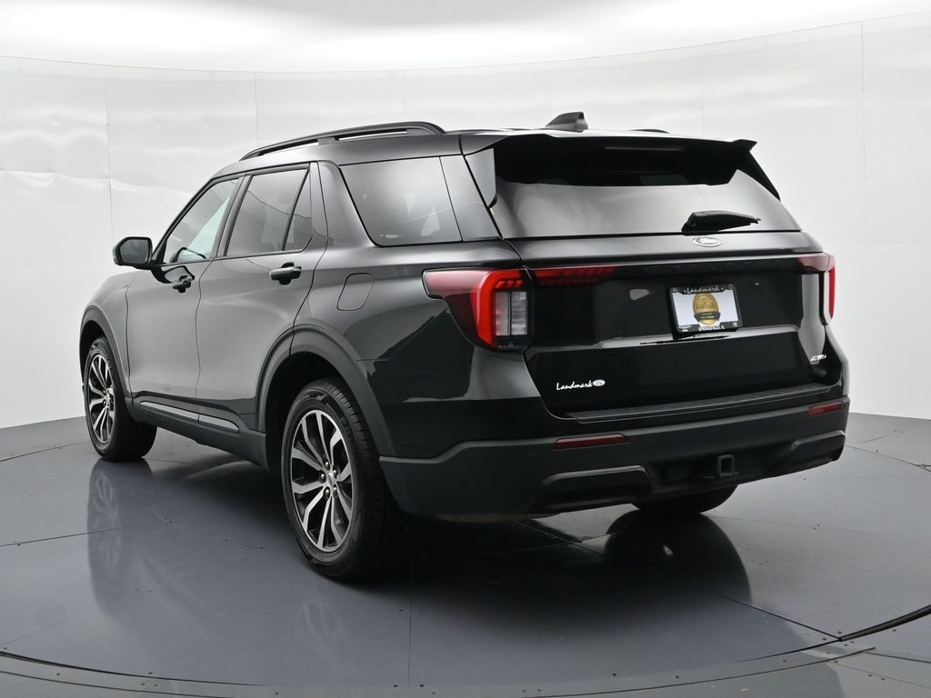 Ford Explorer Vehicle Full-screen Gallery Image 08