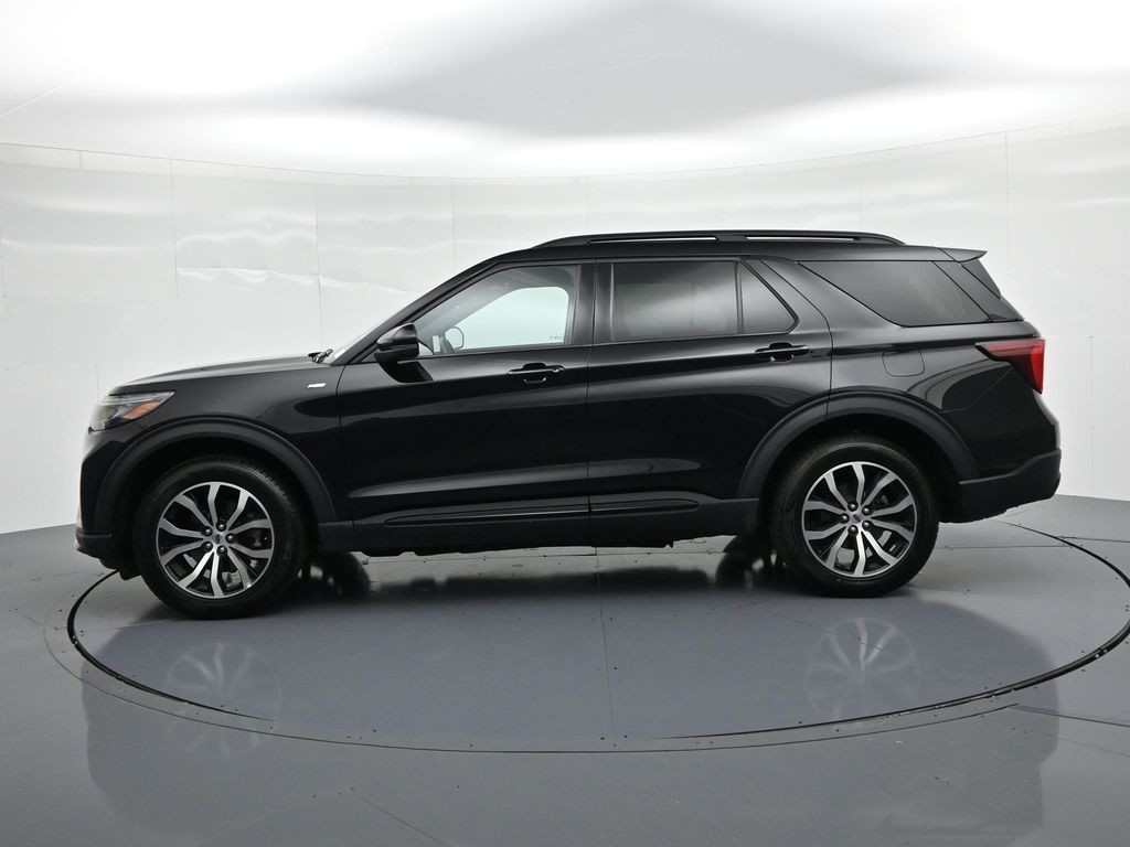 Ford Explorer Vehicle Full-screen Gallery Image 09