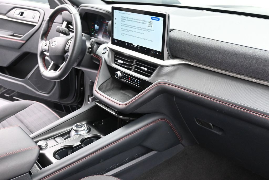Ford Explorer Vehicle Full-screen Gallery Image 10