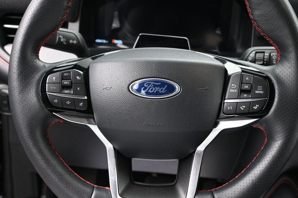 Ford Explorer Vehicle Full-screen Gallery Image 15