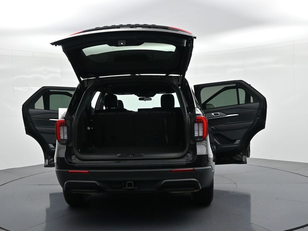 Ford Explorer Vehicle Full-screen Gallery Image 28