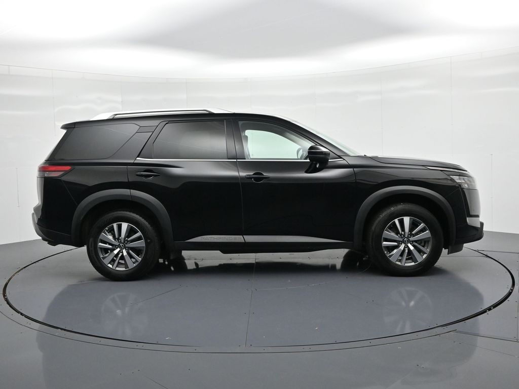 Nissan Pathfinder Vehicle Full-screen Gallery Image 5