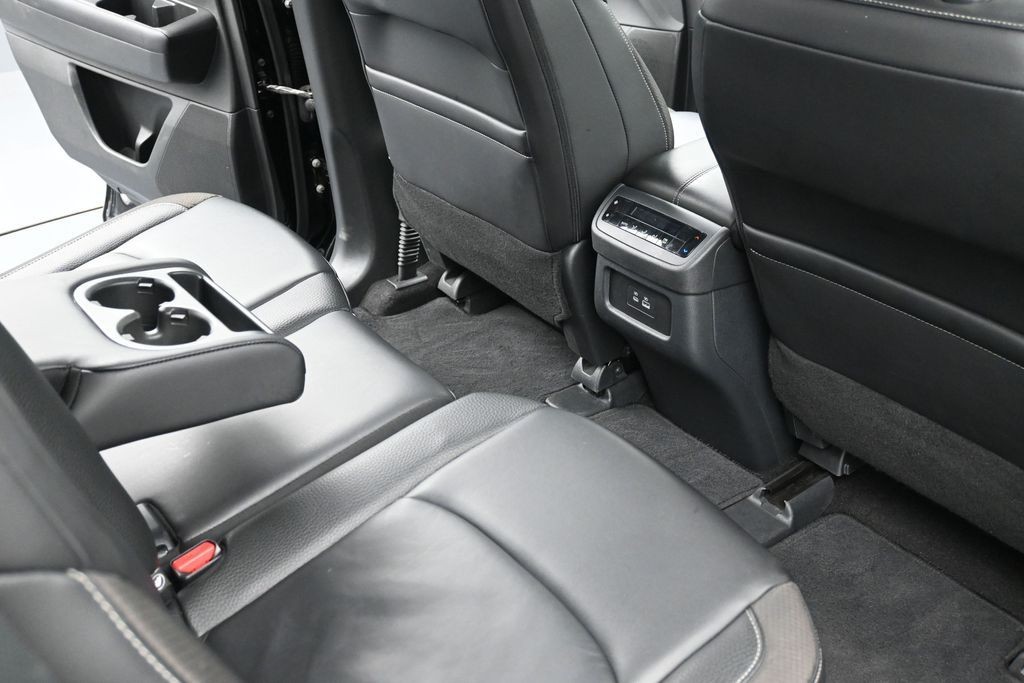 Nissan Pathfinder Vehicle Full-screen Gallery Image 10