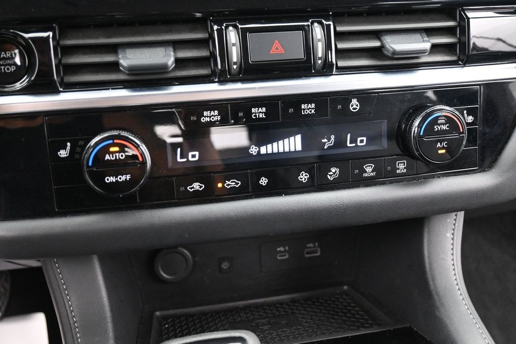 Nissan Pathfinder Vehicle Full-screen Gallery Image 12