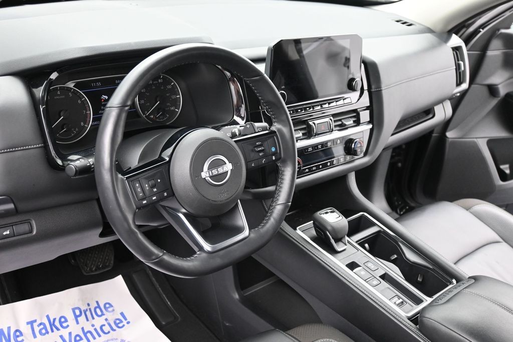 Nissan Pathfinder Vehicle Full-screen Gallery Image 14