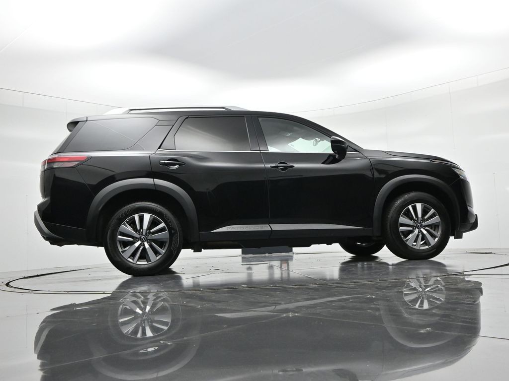 Nissan Pathfinder Vehicle Full-screen Gallery Image 22