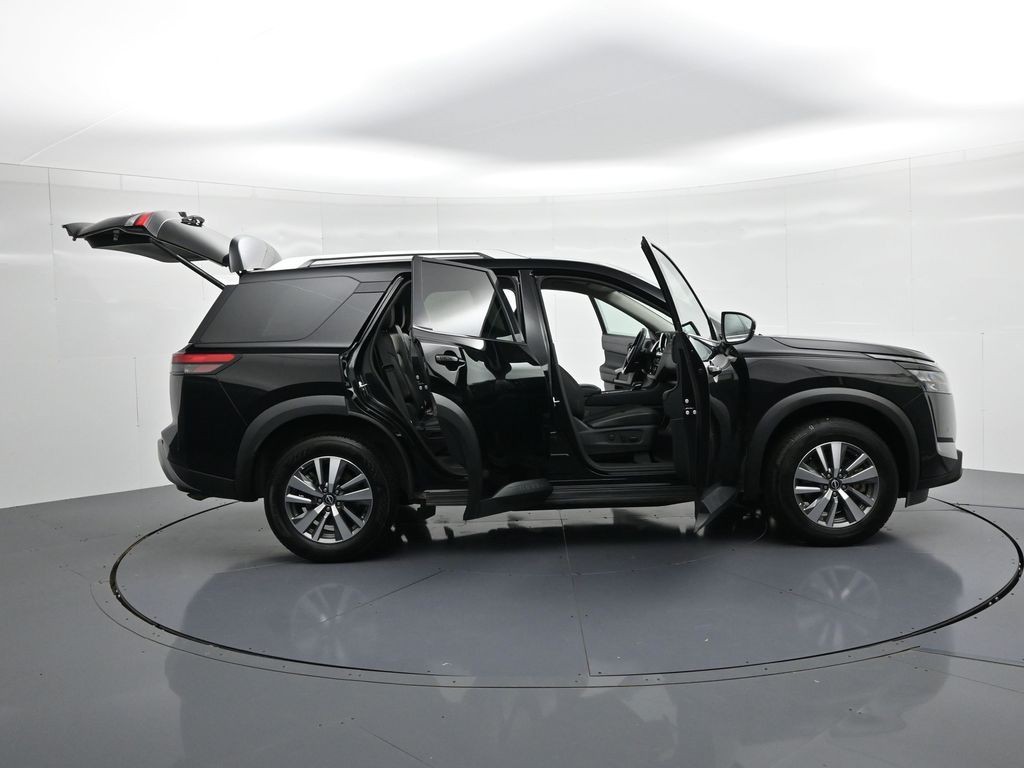 Nissan Pathfinder Vehicle Full-screen Gallery Image 23