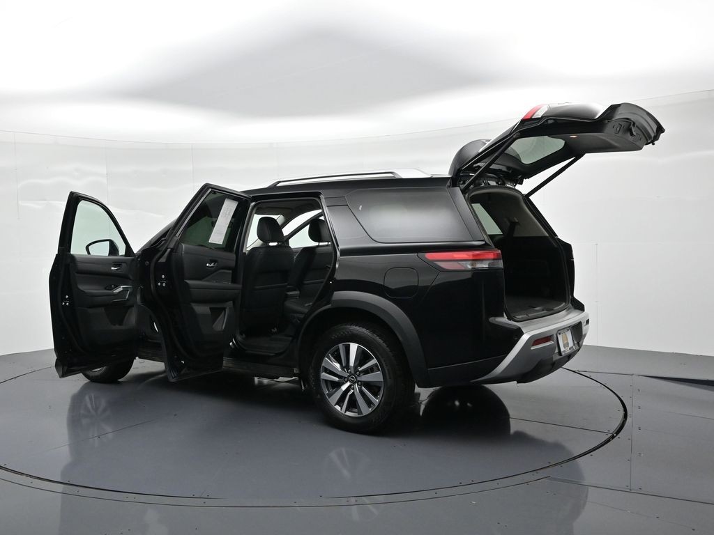 Nissan Pathfinder Vehicle Full-screen Gallery Image 24